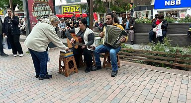 Sağanak yağış sonrası güneş açınca kent merkezi doldu taştı