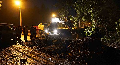 Sağanak yağış sonrası tüm belediye ekipleri sabah saatlerine kadar mesai yaptı