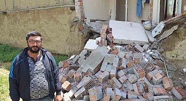 Sağanak yağışa dayanamayan evin duvarı çöktü