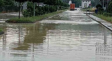Sağanak yağmur yolları göle çevirdi