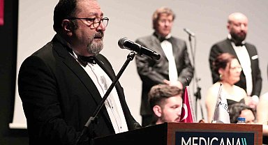 Sağlıkçılar ayakta alkışlandı