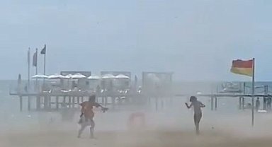 Sahilde hortum çıktı, tatilciler neye uğradığını şaşırdı