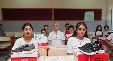 Şahinbey'de karne alan 160 bin öğrenciye spor ayakkabı