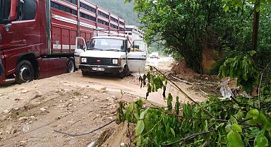 Sakarya Nehri taştı Söğüt-İnhisar yolu selden dolayı trafiğe kapandı