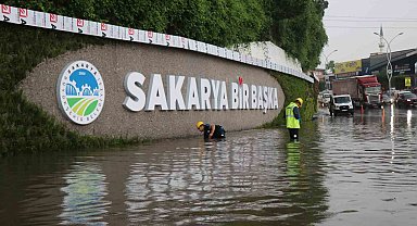 Sakarya'da caddeler göle döndü, araç sürücüleri zor anlar yaşadı