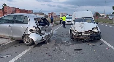 Sakarya'da hafif ticari araç park halindeki otomobile çarptı: 2 yaralı