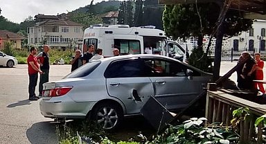 Sakarya'da iki otomobil çarpıştı: 3 yaralı
