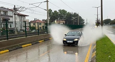 Sakarya'da sağanak yağış etkili oluyor