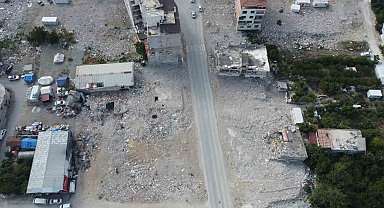 Samandağ'da binaların yerini boş meydanlar aldı