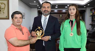 Şampiyon boksör Başkan Şerifoğulları'yla buluştu