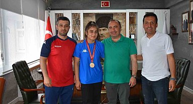 Şampiyon güreşçiden Başkan Sülük'e ziyaret