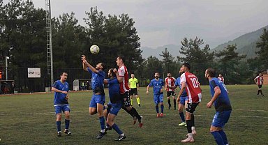 Şampiyon Mavi Siyahlar FK kupasını aldı