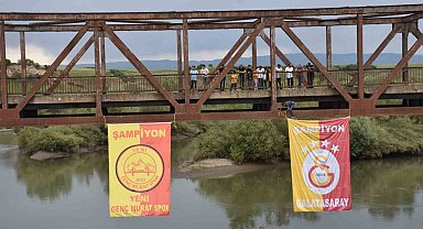 Şampiyonların bayrağı köprüye asıldı