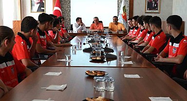 Şampiyonluk pastasını birlikte kestiler