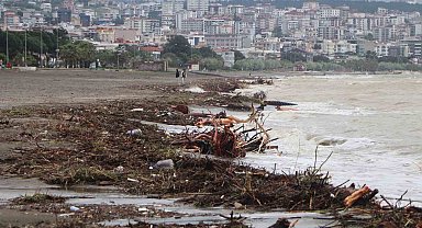 Samsun plajları ağaç parçaları ve çöplerle doldu