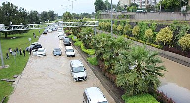 Samsun yine sele teslim: Karayolu göle döndü
