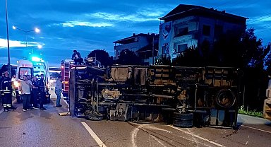 Samsun'da kargo kamyonu devrildi: 1 ölü