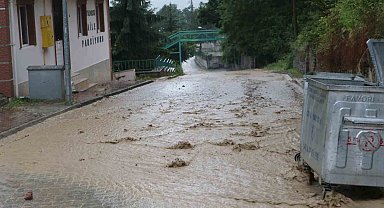 Samsun'da sağanak taşkın ve su baskınlarına neden oldu