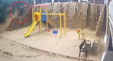 Samsun'da sel sularından kaçma anı kamerada