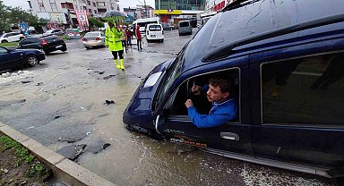 Samsun'da sel: Yollar çöktü, araçlar yolda kaldı