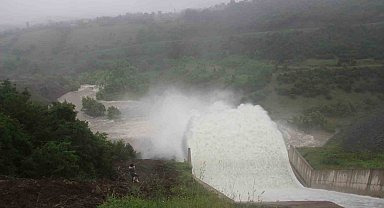 Samsun'da su seviyesi yükselen barajın kapakları açıldı