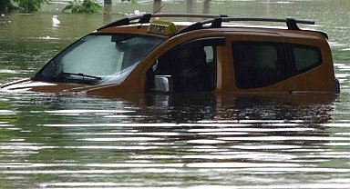 Samsun'da taksici selde aracıyla suyun içinde mahsur kaldı