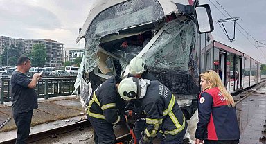 Samsun'da tramvaylar çarpıştı: 1'i ağır 14 yaralı