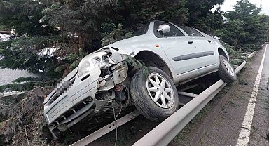 Samsun'da yoldan çıkan otomobil bariyere çıktı