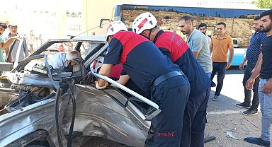 Şanlıurfa'da iki otomobil çarpıştı: 5 yaralı