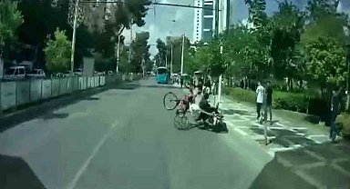 Şanlıurfa'da motosiklet ve bisikletin çarpışma anı kamerada