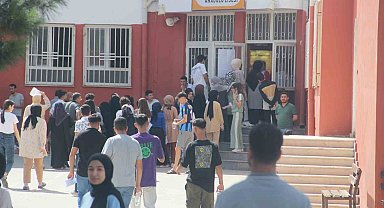 Şanlıurfa'da YKS adayları sınava yetişmek için ter döktü