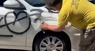 Saplantılı aşığın sprey boyayla aşk duvarına döndürdüğü otomobil temizlendi