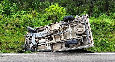 Şarampole devrilen kamyonetteki 2 kişi yaralandı