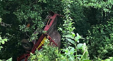Şarampole yuvarlanan kamyon ağaçta asılı kaldı: 1 yaralı