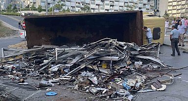 Sarıyer'de hurda yüklü kamyon yan yattı, sürücü yaralandı