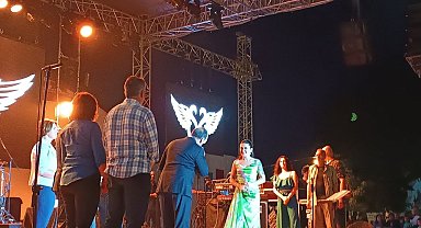 Şarkıcı Melek Mosso'dan sarılmak isteyen başkana: "Sonra sıkıntı olmasın"