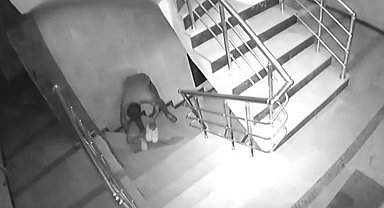 Seçerek çaldığı ayakkabıyı hırkasına sararak apartmandan çıkarttı