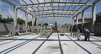 Şehit Burhan Açıkkol Ortaokulu Kapalı Spor Salonunun duvar örme çalışmaları devam ediyor