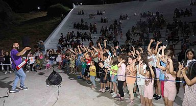 Şehzadeler'den çocuklara karne hediyesi açık hava konseri