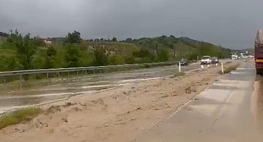 Sel suları Ankara-Çorum karayolunda sürücülere zor anlar yaşattı