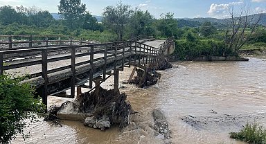 Sel suları köprüyü kullanılmaz hale getirdi