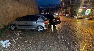 Sel sularında otomobilinin altına sıkışan vatandaşa mahalleliden yardım eli