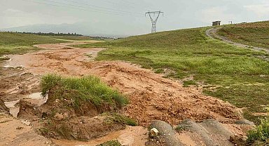 Sel sularının buzdolabı ve çamaşır makinesini sürüklediği anlar kamerada
