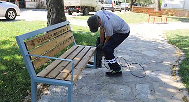 Selçuk'ta vatandaşlar talep etti, belediye yeni bankların montajını yaptı