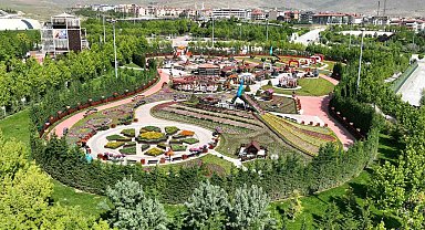 Selçuklu Çiçek Bahçesi 400 bin çiçekle görsel şölen sunuyor