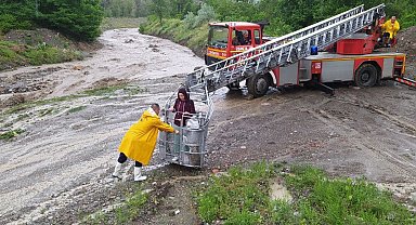 Selde mahsur kalan aileyi itfaiye ekipleri kurtardı