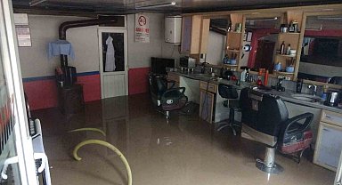 Selden korunmak için masaların üzerine çıkan vatandaşlar kameraya yansıdı