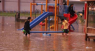 Sele aldırış etmeden oyunlarına devam ettiler