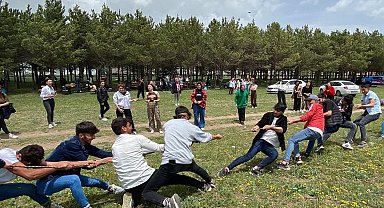 Selim'de liseli öğrenciler gönüllerince eğlendi