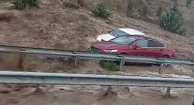 Selin dağlardan getirdiği çamur 2 aracı böyle yuttu